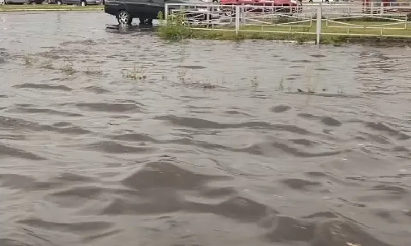 Во время дождя в Бийске затопило дорогу у вокзала
