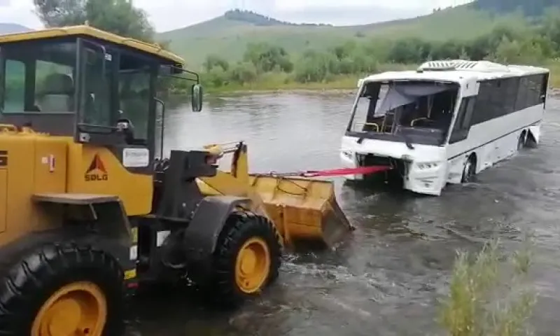 Автобус, перевернувшийся на трассе Алтайского края, сутки не могли вытащить из оврага