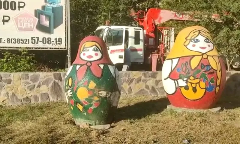 Огромную матрёшку в районе Докучаево поставили на место