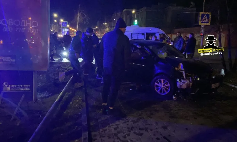 Суровое ДТП случилось в центре Барнаула ночью