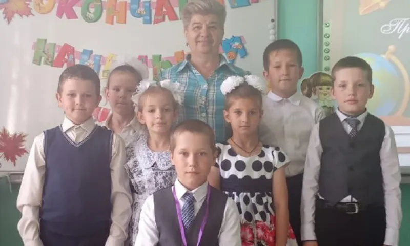 Школьники пришли поздравить единственного выпускника четвертого класса в селе Алтайского края