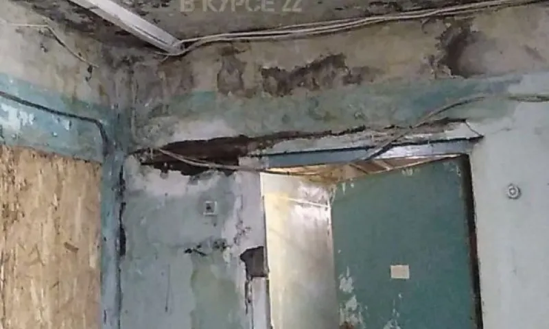 Житель Барнаула жалуется на затопление квартир и подъезда в пятиэтажном доме
