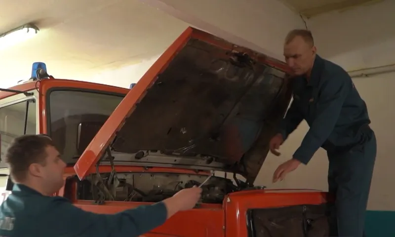 Пожарный из Алтайского края спас двух человек из огня, повторив подвиг отца-спасателя