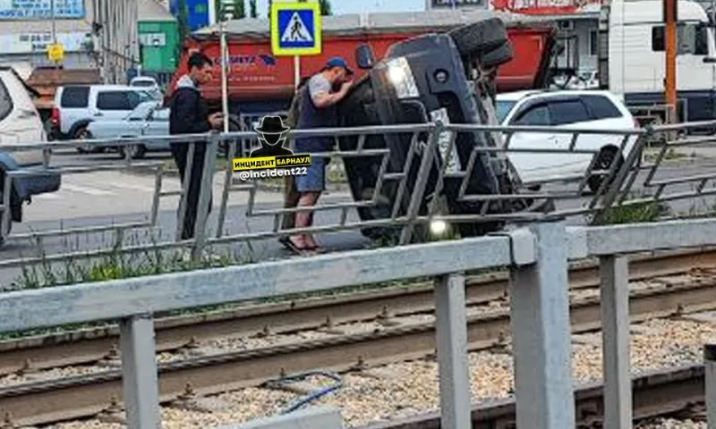 ДТП с переворотом машины произошло в Барнауле