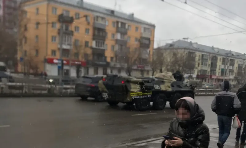 Барнаульцы заметили в городе бронетранспортёр