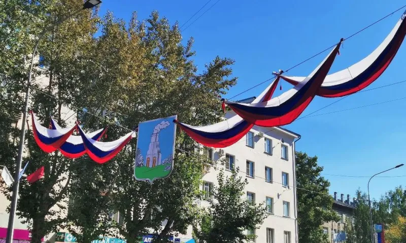 Барнаул украшают флагами и баннерами ко Дню города