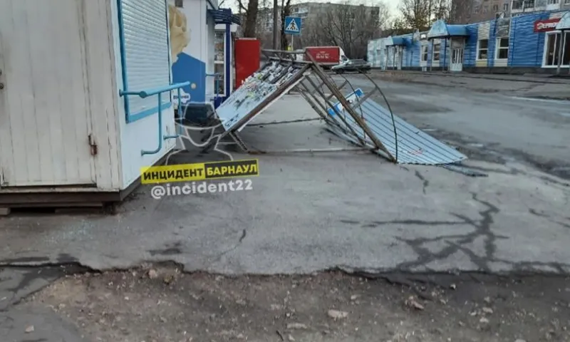 Сильный ветер снес остановки в Барнауле