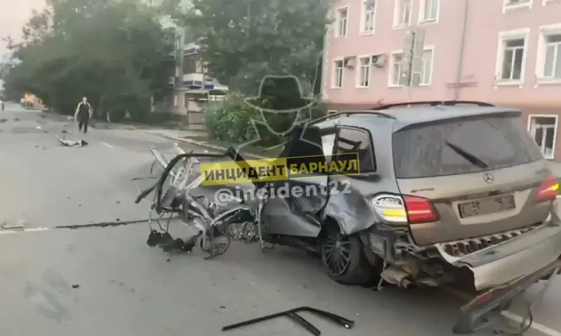 Осколками автомобиля усыпало барнаульскую улицу в результате ДТП