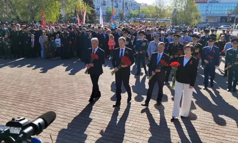 Цветы к Мемориалу Славы возложили 9 мая в Барнауле
