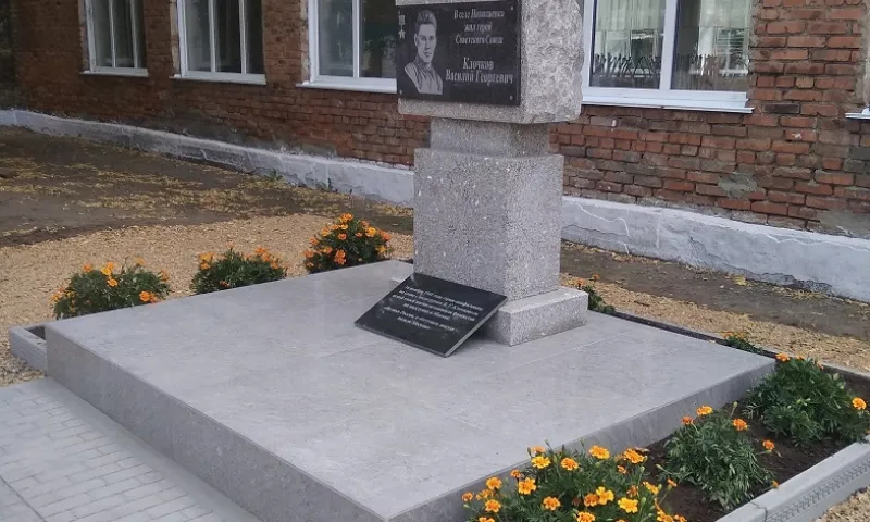Памятник Герою Советского Союза Василию Клочкову установили в городе Горняке Алтайского края