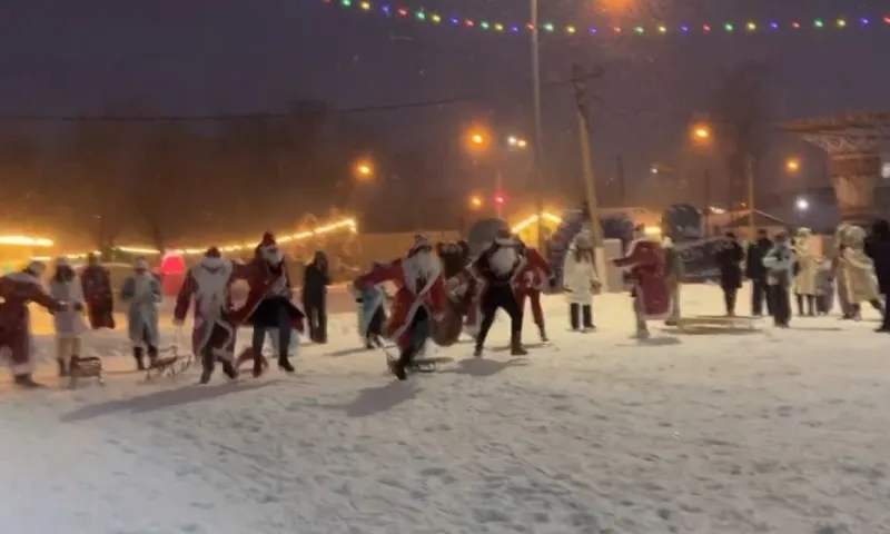 Ежегодный забег Дедов Морозов прошёл в Центральном парке Барнаула