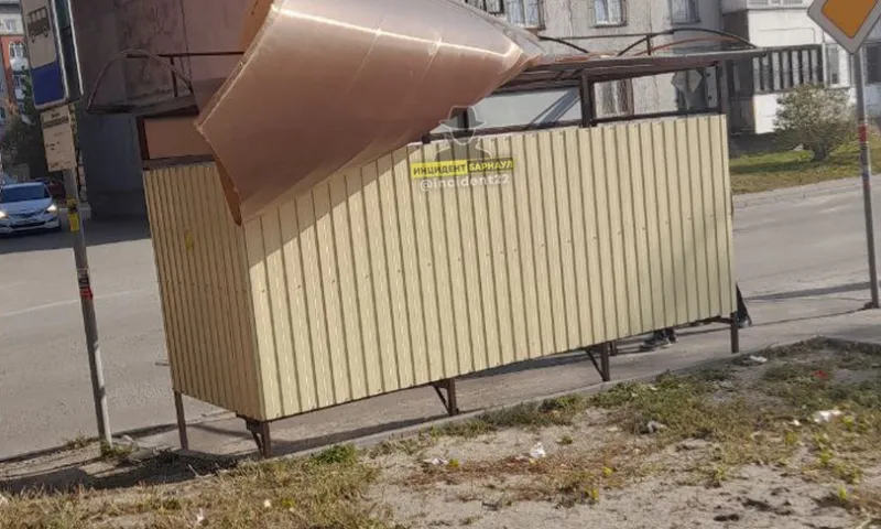 Крышу на остановке сорвало ветром в Барнауле