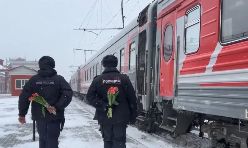 Транспортные полицейские Сибири поздравили проводниц и начальниц поездных бригад с наступающим Международным женским днём