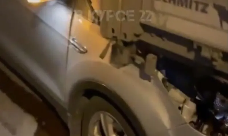 Пьяный водитель на легковом авто влетел в фуру в Барнауле