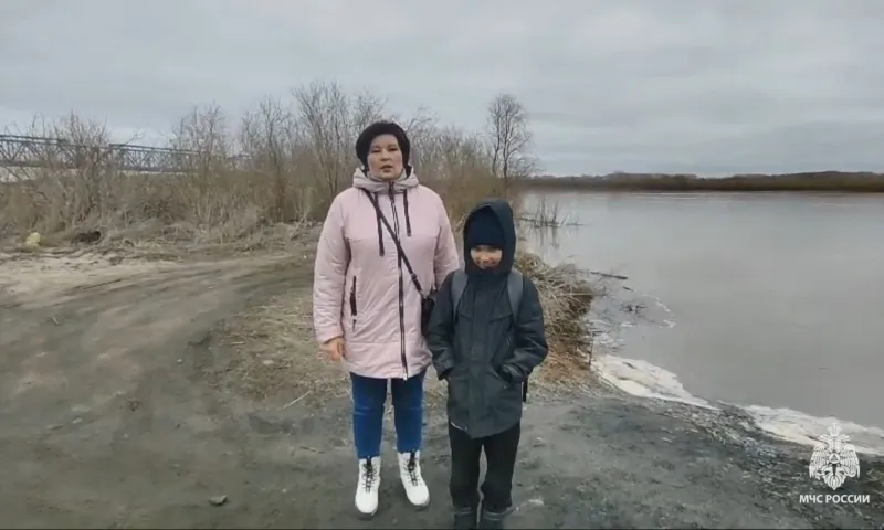 Жители Камня-на-Оби благодарят спасателей за помощь во время паводка