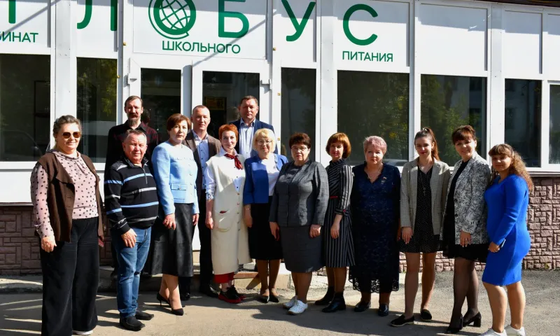 Депутаты Барнаульской гордумы посетили комбинат школьного питания «Глобус»