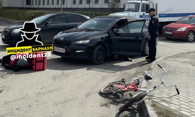 Сотрудник доставки попал под машину в Барнауле 