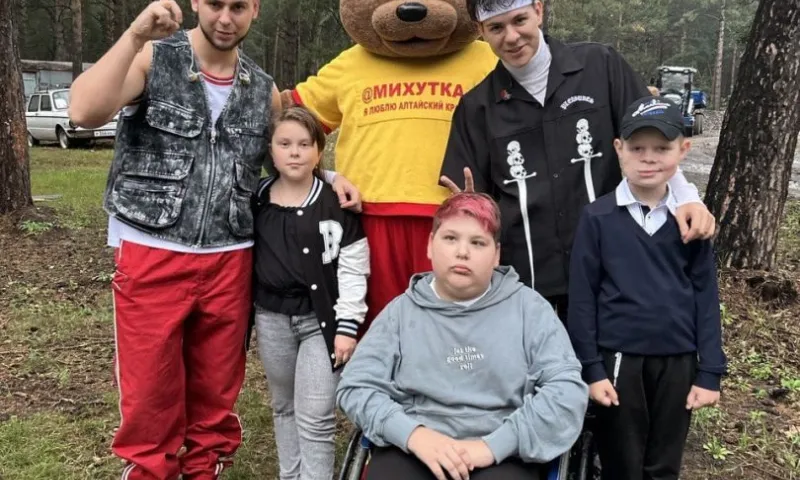 Cолисты группы GAYAZOV$ BROTHER$ встретились с особенными детьми в Барнауле