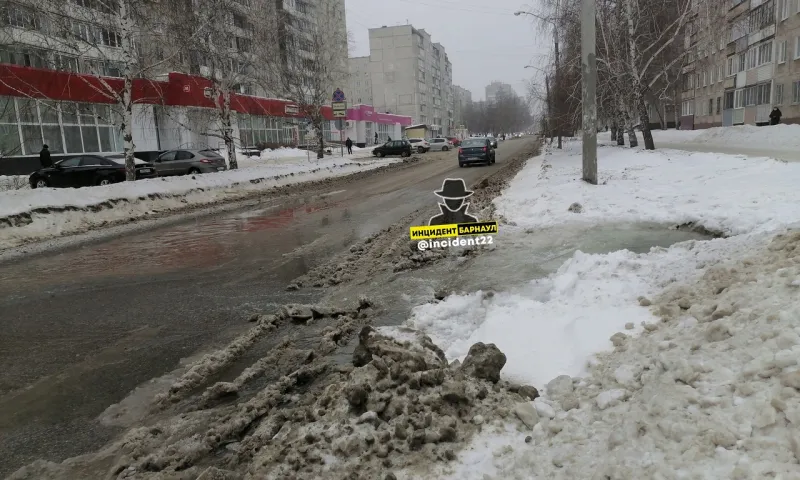 В Барнауле проезжую часть заливает водой из-за коммунальной аварии