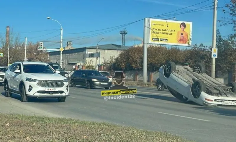 Автомобиль перевернулся в результате ДТП в Барнауле