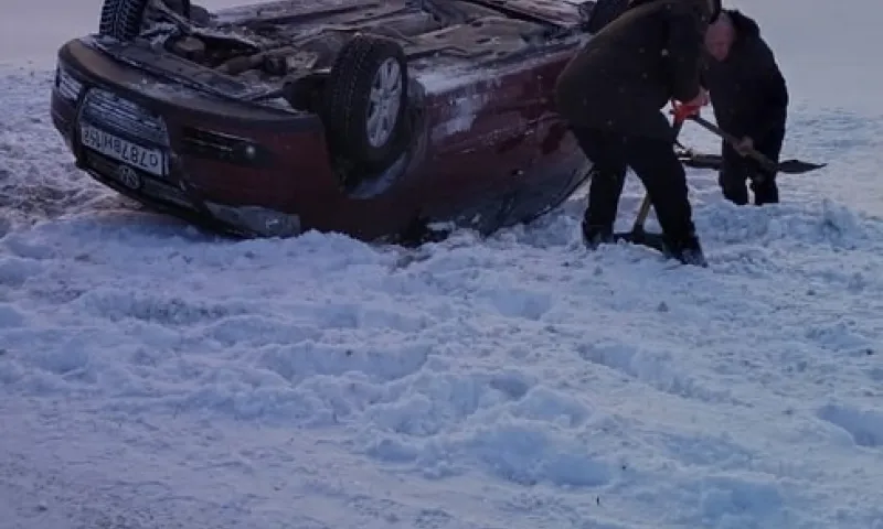 В Алтайском крае автомобиль перевернулся на скользкой трассе