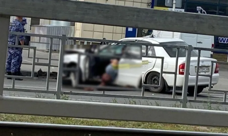 Автомобиль врезался в грузовик и отлетел в ограждение в Барнауле