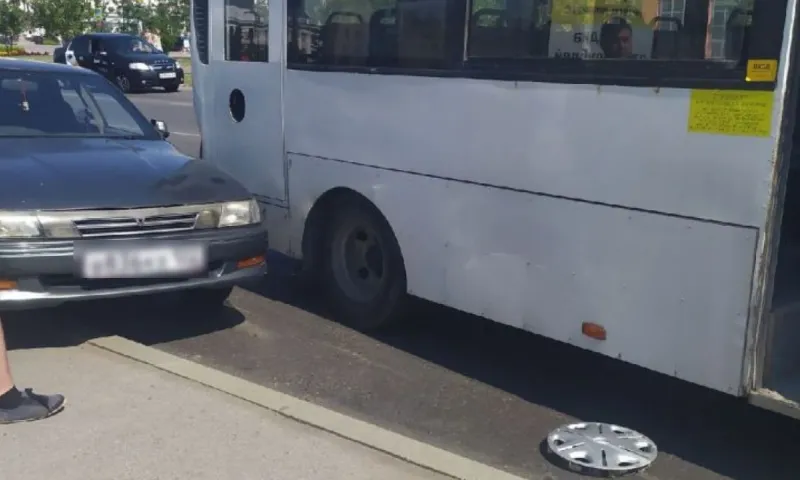 Легковушка врезалась в автобус на остановке в центре Барнаула