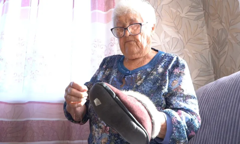 «Без работы не могу сидеть»: 95-летняя жительница села Шипуново шьёт, вяжет и делает тапочки