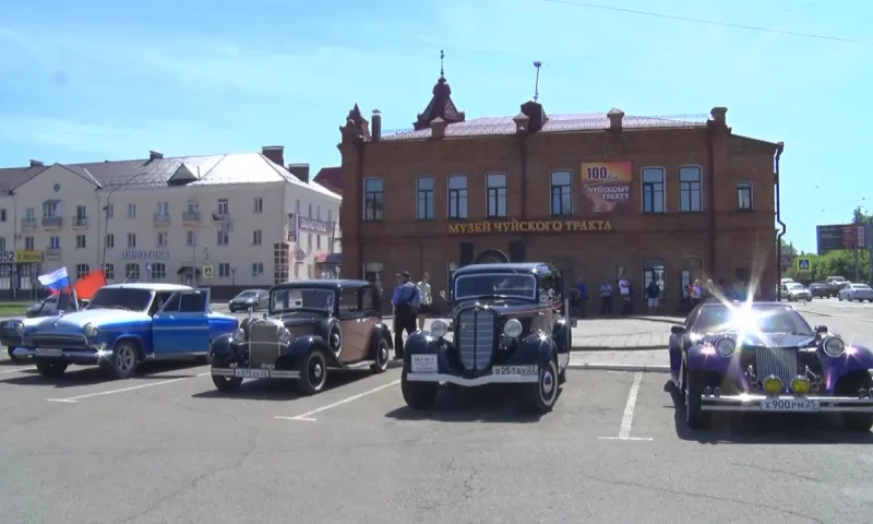 В честь 100-летия Чуйского тракта из Алтайского края стартовал пробег ретроавтомобилей