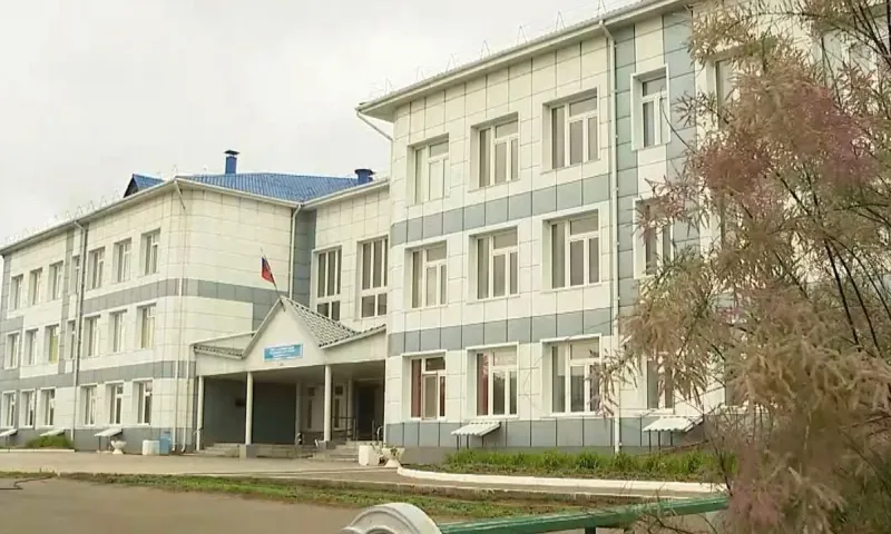 850 учеников ютятся в Завьяловской средней школе, рассчитанной всего на 340 человек. Какое решение проблемы нашли местные власти