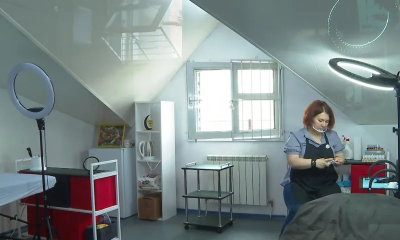 Няня из Барнаула получила 250 тысяч рублей от государства и стала топовым  бьюти-мастером