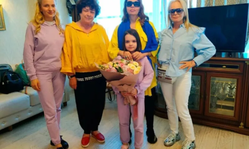 Родственники Роберта Рождественского и Лариса Долина прилетели в Барнаул