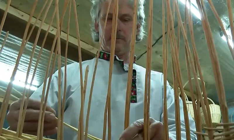 Умелец из алтайского села плетет корзинки и детские кроватки из ивы