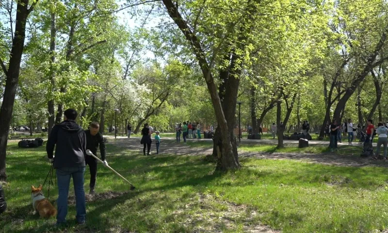 «Нескучный субботник» прошел в барнаульском парке «Изумрудный»