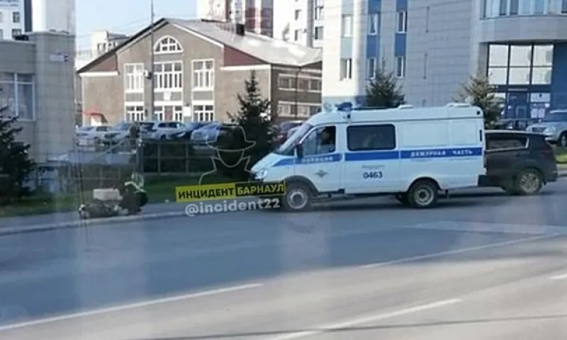 Соцсети: в Барнауле прямо на тротуаре умер мужчина