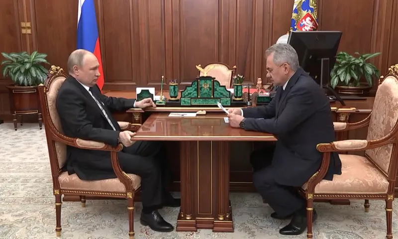 Шойгу рассказал Путину о ситуации в Мариуполе