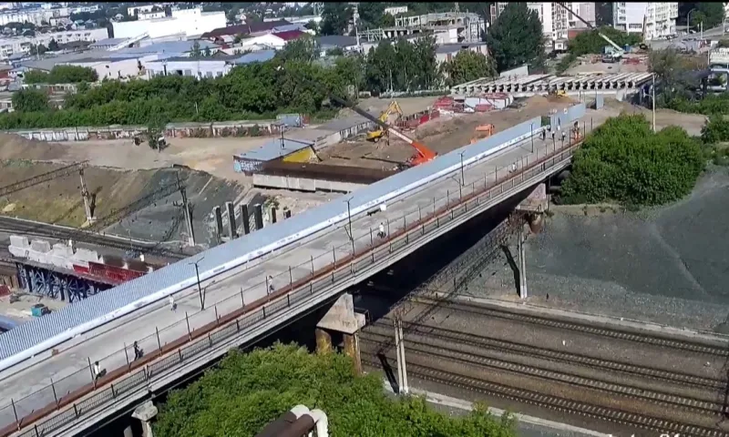 К обустройству котлована приступили на мосту в Барнауле