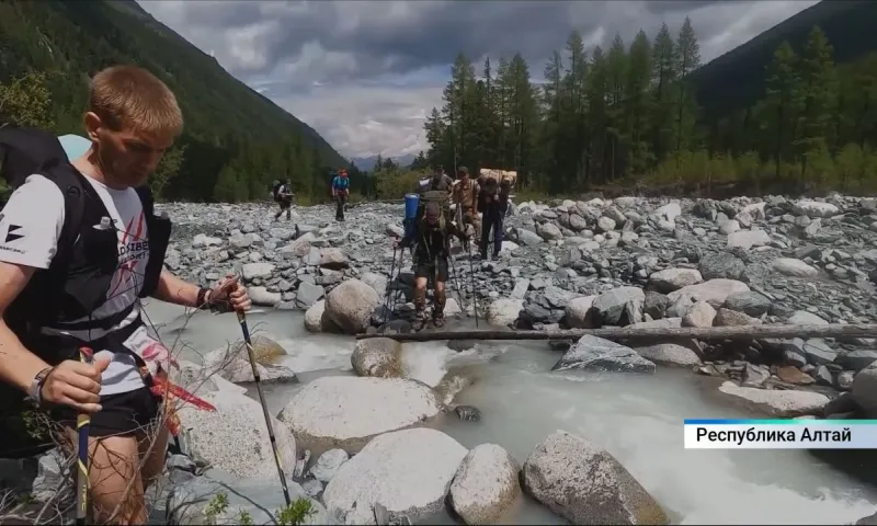 Восемь полицейских совершили 30-километровый пеший поход к подножью горы Белуха