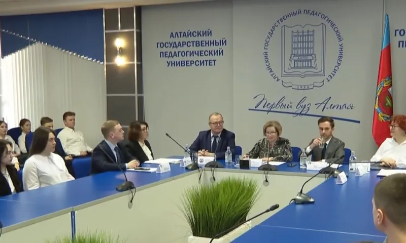 Гендиректор Российского общества «Знание» Максим Древаль встретился с алтайскими студентами