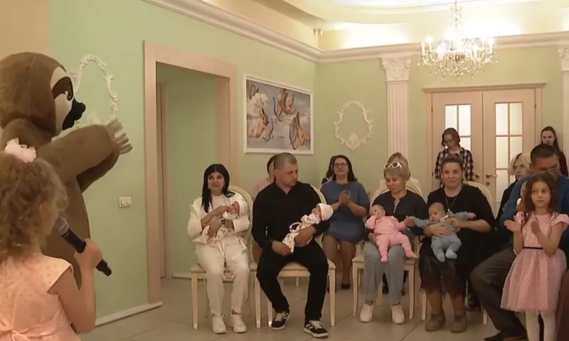Сотрудники барнаульского отдела ЗАГС № 1 поздравили семьи, где родилась двойня