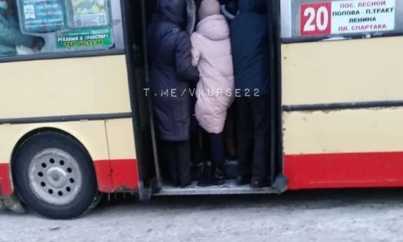 Жители Барнаула рассказали о переполненном общественном транспорте