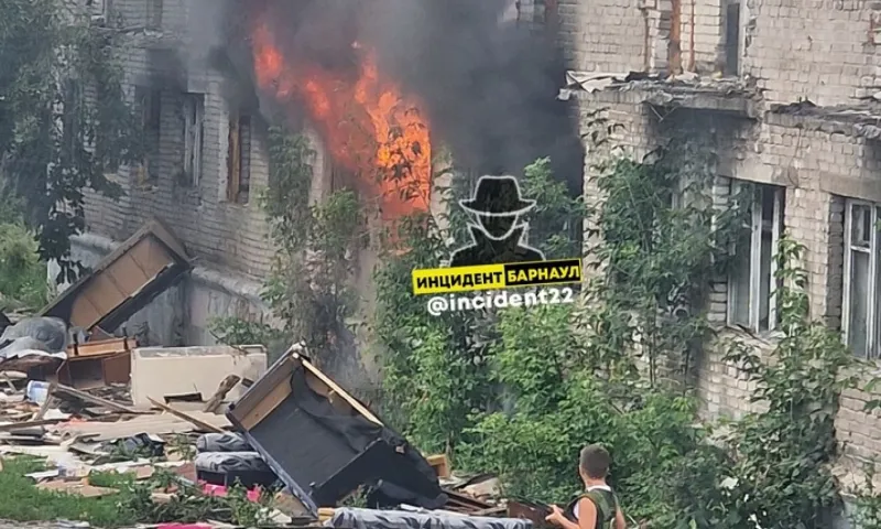 Горевший аварийный дом снесут в Барнауле
