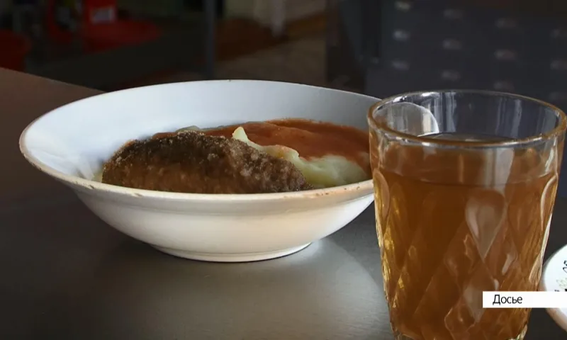 Родители барнаульской школы отстояли право не оформлять банковских карт для оплаты питания