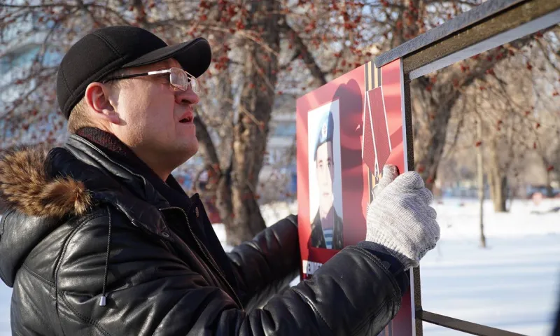 Стенды на Аллее героев-десантников, которые повредили вандалы в Барнауле, восстановили