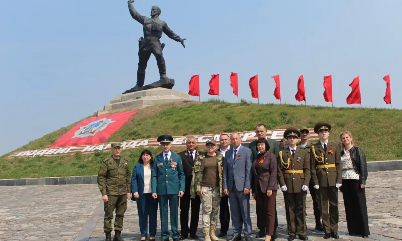 В День Великой Победы в Славяносербске почтили память павших героев Великой Отечественной войны