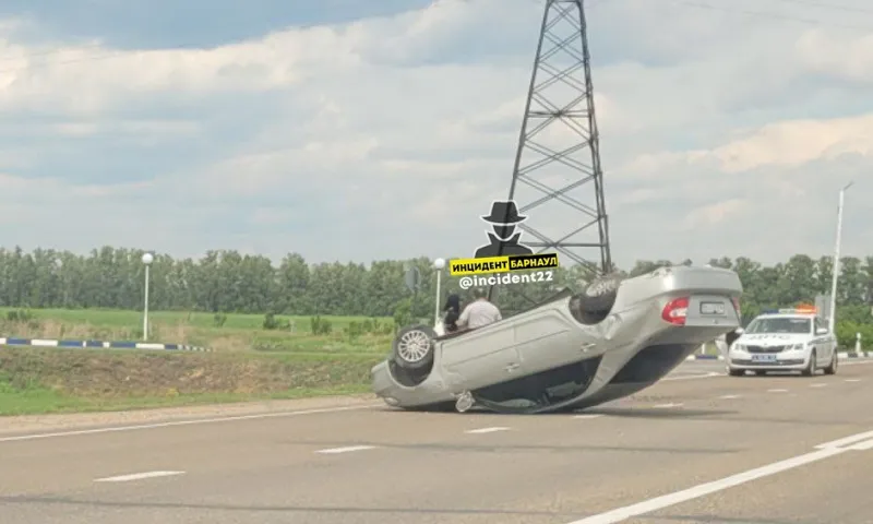 Перевернутый автомобиль лежит на трассе Алтайского края