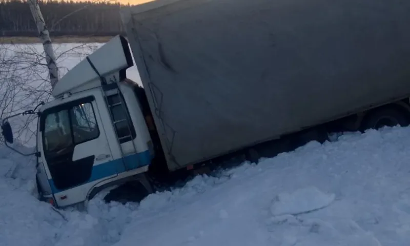 Дорожники помогли вытащить грузовик, слетевший с трассы в Алтайском крае