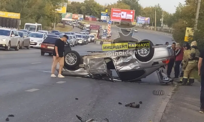 Стали известны подробности жесткого ДТП на оживленном участке дороги в Барнауле
