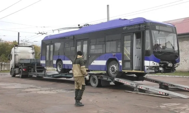 В Рубцовск доставили новый троллейбус