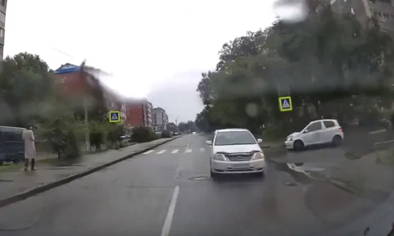 Водитель в Бийске чуть не устроил лобовое ДТП. Его езду по встречке сняли на камеру